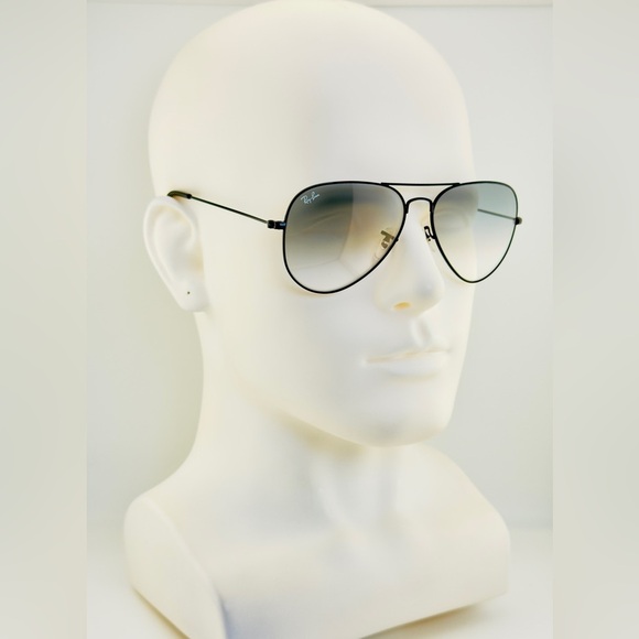 Ray-Ban Other - Ray-Ban Aviator Gradient Sunglasses RB3025 Black Frame Light Gray Lenses UNISEX!